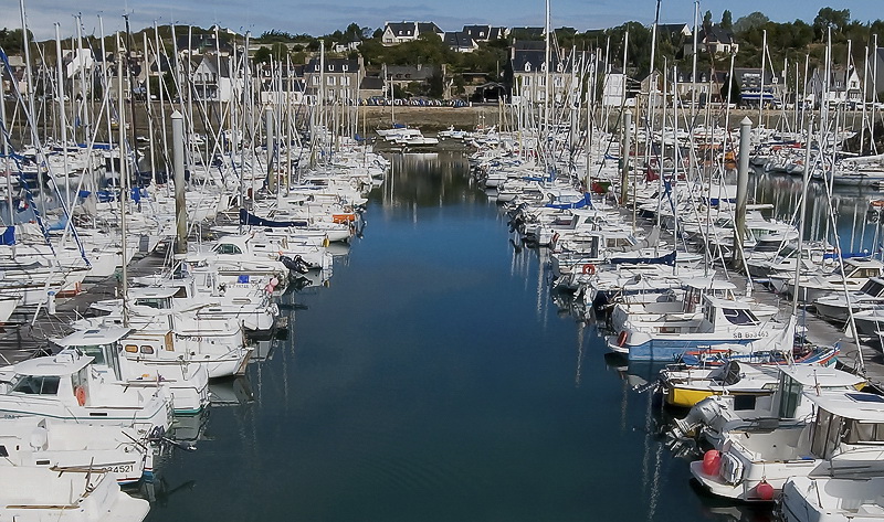 Bretagne  D35_2421 als Smart-Objekt-1 Kopie als Smart-Objekt-1.jpg - Auf unserer Tour fahren wir immer wieder durch kleine Ortschaften mit großen Hafenanlagen